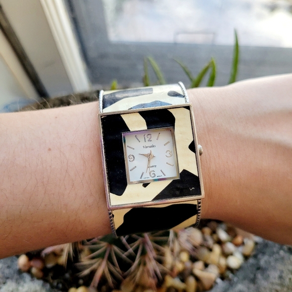 Vintage Varsales Classic Quartz Cuff Watch - Picture 3 of 10
